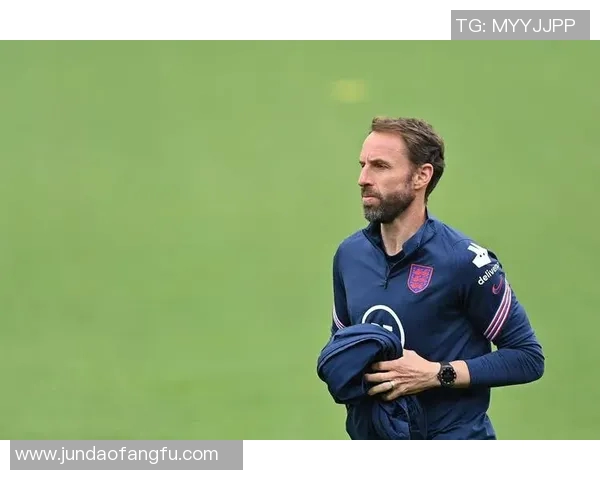 莱纳担任后卫角色为球队防线增添坚固保障的关键作用解析